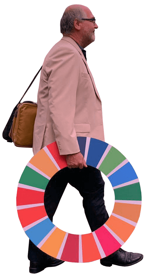 Alain Grimard com roda dos ODS caminhando