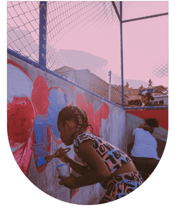 Menina pintando o muro